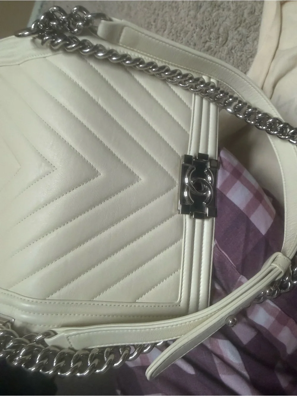 CHANEL White Chevron Quilted Shoulder Bag with Silver Chain
